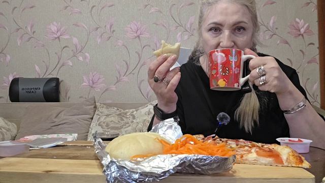 ЖЕНЯ ВСЮ ШОЛУПОНЬ В КАМЕРУ ПИХАЕТ/РОЛЛЫ ,ПИЦЦА И ПИГОДИ!