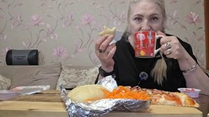 ЖЕНЯ ВСЮ ШОЛУПОНЬ В КАМЕРУ ПИХАЕТ/РОЛЛЫ ,ПИЦЦА И ПИГОДИ!