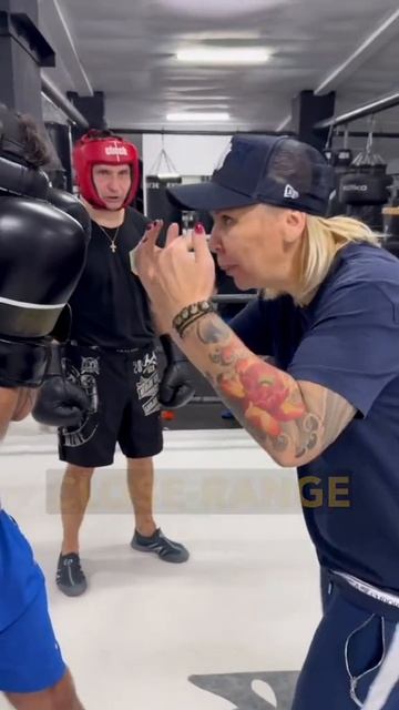 женщина-боксёр тренер мастер-класс.даже смотреть сыкотно.