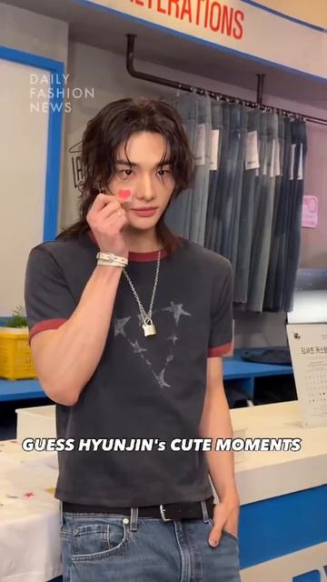 Не знал, что ты отвлеклась и украшаешь футболку.. #HYUNJINxGUESS