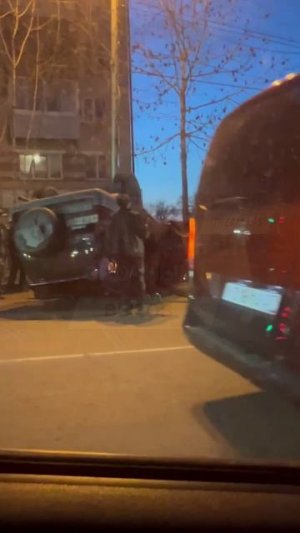 ДТП на Руднева в Хабаровске: Пожарные ставят Prado на колеса