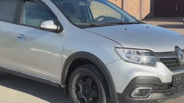 Автомобиль Renault Sandero в автосалоне Аврора в Симферополе (7903)