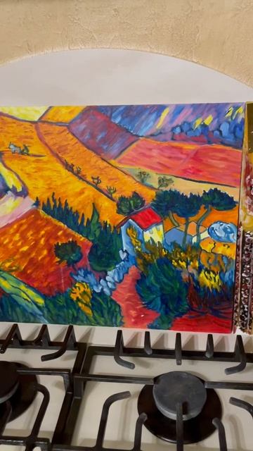 Теперь у меня кухня вся в моих картинах