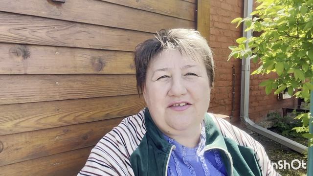 Клубнику чищу ,рыхлю. ,пересаживаю и поливаю!