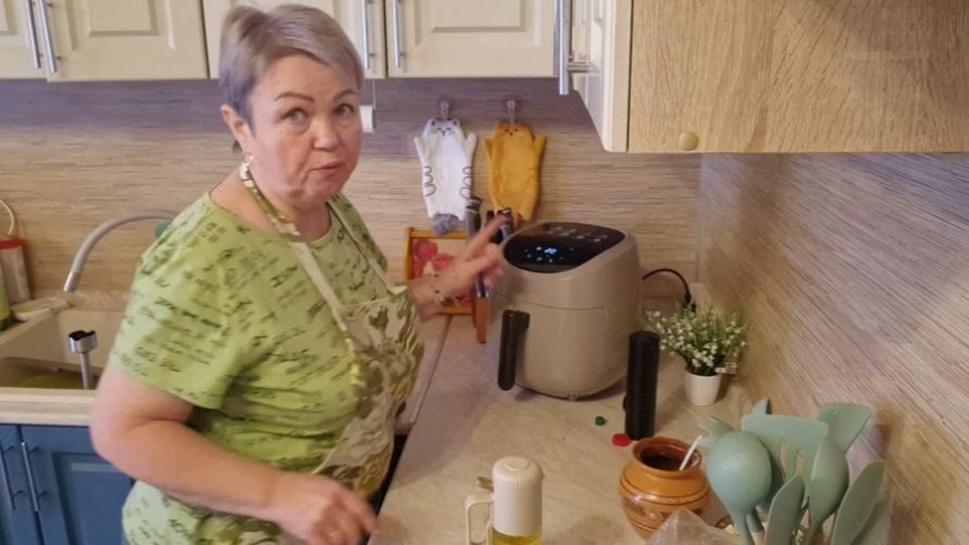 СДЕЛАЛА САЛАТ ДЛЯ ЛЁШИКА И ОПЯТЬ РЫБКУ В АЭРОГРИЛЕ.