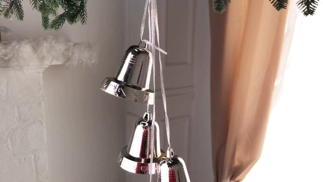 Подвеска из четырех КОЛОКОЛЬЧИКОВ на лентах, серебряная, 32 см, BL3-DL32S