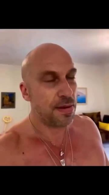 Мужчина Дмитрий Нагиев идет с цепочкой на шее, улыбается, ухмыляется, поднимает брови #мем