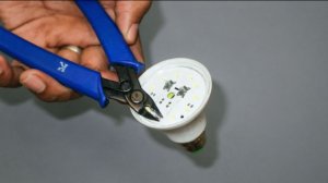 Как быстро починить сгоревшую светодиодную лампочку | Простой ремонт LED своими руками