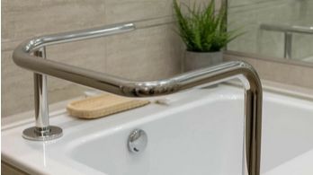 Установка ручки (поручня) на стену ванной комнаты.