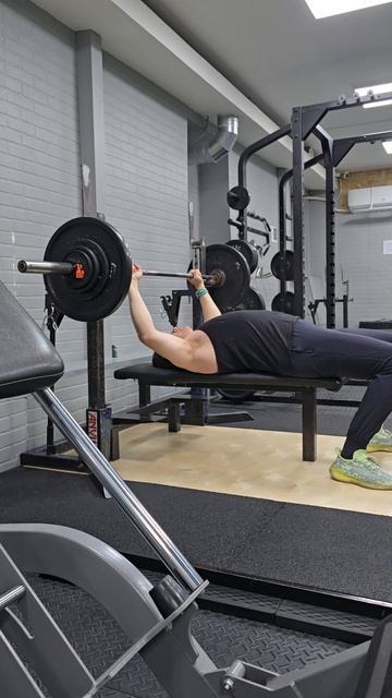 жим со штангой лежа. 77.5 на 2. Два подхода. 67.5 на 5 . два подхода