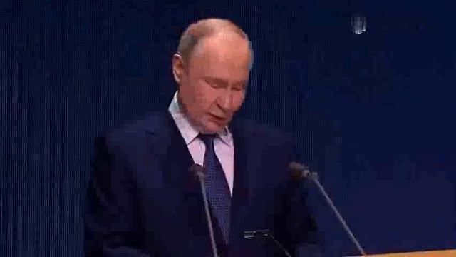 Владимир Путин вручает статуэтку победителю премии Служение