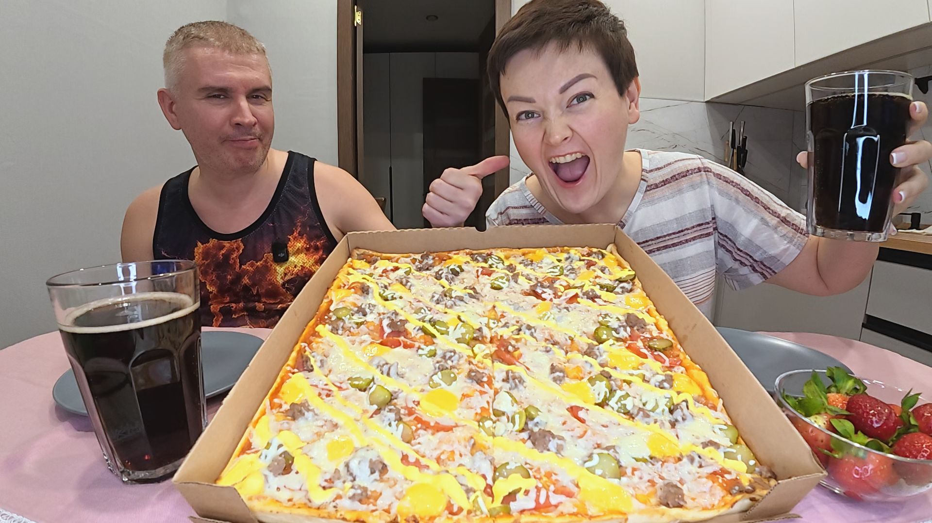 Мукбанг ДОРВАЛИСЬ, балуем себя, ОГРОМНАЯ ПИЦЦА чизбургер! ОБЪЕДАЕМСЯ без диет, есть повод на ужин!