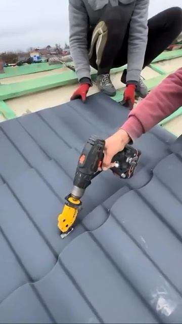 Как осуществляется ответственная и трудная работа по установке крыши нового дома 
