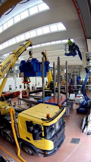 Монтаж двумя автокранами в цеху