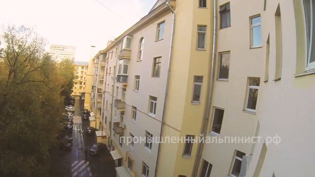 Демонтаж перенос кондиционера мицубиси промышленным альпинистом.