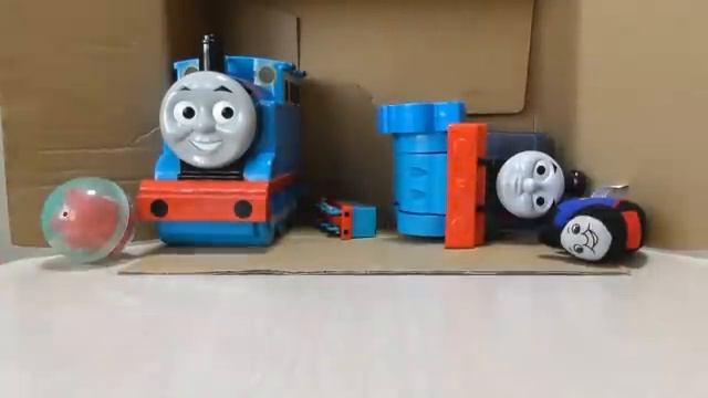 Для детей.  Паровозик Томас и его друзья! Играем паровозиками.