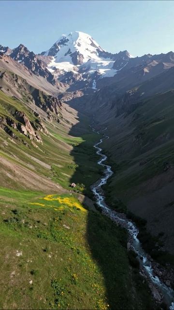 Величие гор: живописная долина и река природа горы