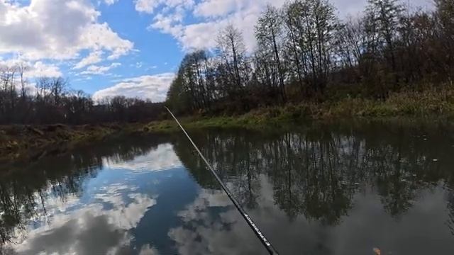 ШИКАРНЫЙ КЛЁВ ЩУКИ НА СКАЗОЧНО КРАСИВОЙ РЕКЕ! Попал под дождь со снегом. Рыбалка.