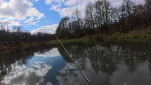 ШИКАРНЫЙ КЛЁВ ЩУКИ НА СКАЗОЧНО КРАСИВОЙ РЕКЕ! Попал под дождь со снегом. Рыбалка.