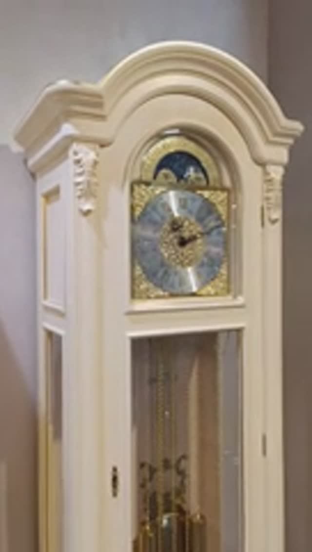 Витрина треxдверная и напольные часы Флориана беж