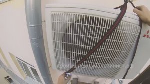 Демонтаж перенос кондиционера мицубиси промышленным альпинистом.