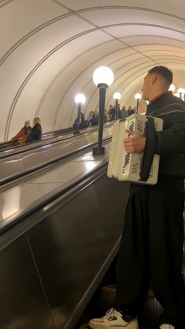 Баянист дал концерт на эскалаторе в метро и спел Белые розы #баянистаюша #баянист