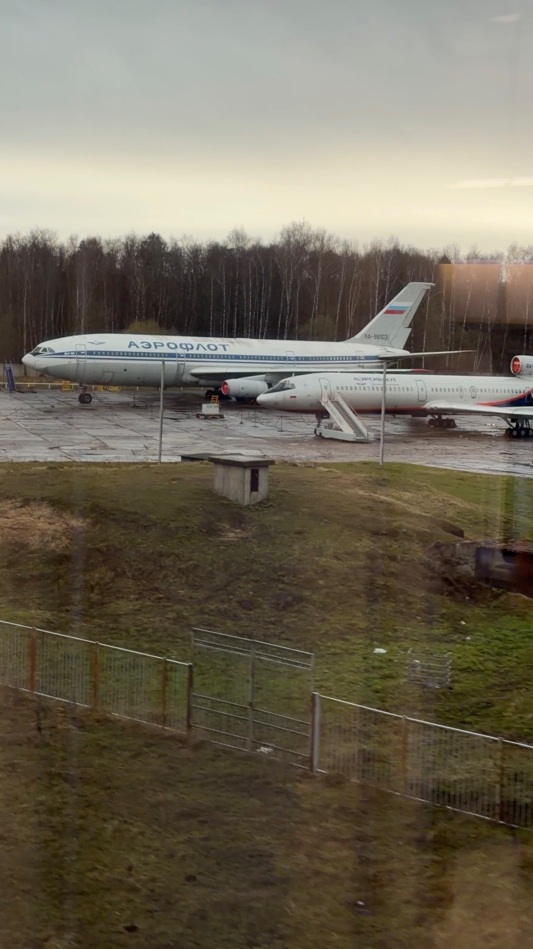 В Аэропорт Шереметьево улетать. И вид на самолёты из поезда Аэроэкспресса