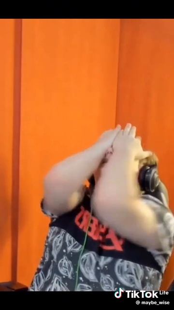 Пятёрка смеётся от рекламы minecraft сервера