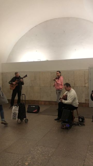 Скрипка и две гитары в московском метро. Изысканное сочетание!