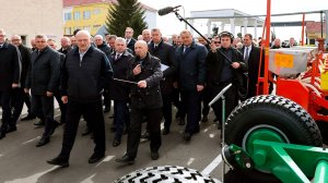 Лукашенко обсудил с механизаторами планы возрождения агросервисов