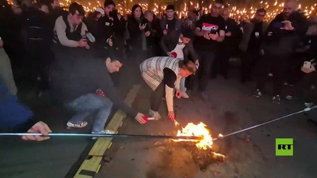 إحراق العلم التركي خلال مسيرة المشاعل في يريفان إحياء لذكرى إبادة الأرمن