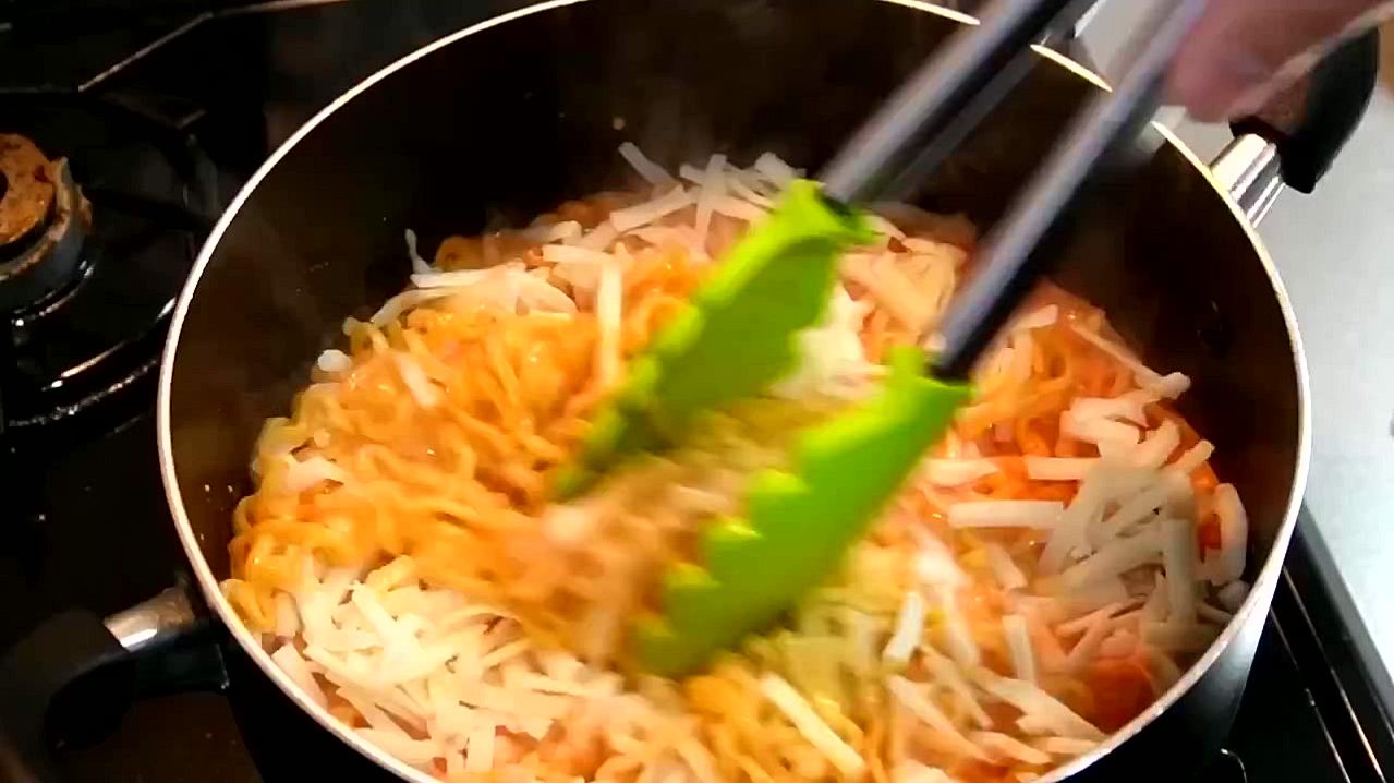 Кореянка ест свинину и морепродукты с рисом. Мукбанг. 😳 необычно