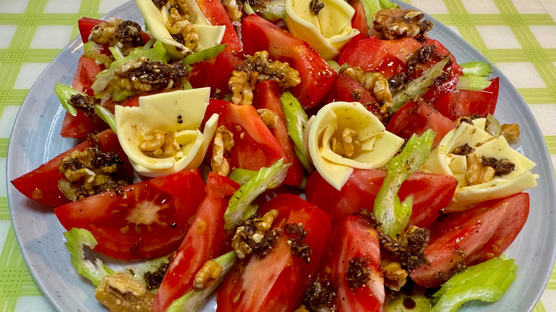 Яркий салат «Дуэт помидора и сыра»