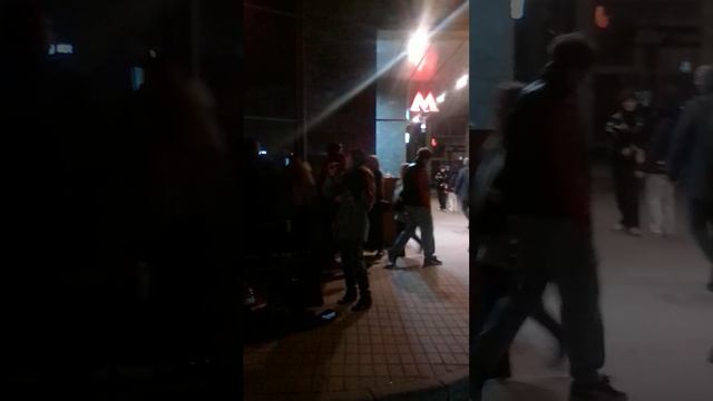 Девушка красиво поёт песню Макsим