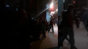 Девушка красиво поёт песню Макsим