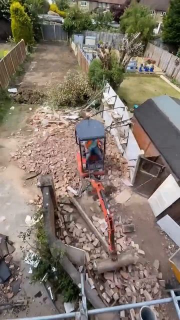 Как осуществляется демонтаж уже непригодного домика и уборка всего мусора? 😃 Сколько же там работ...