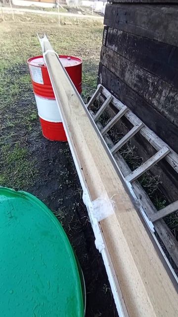 Как в одиночку закрепить водосточный желоб