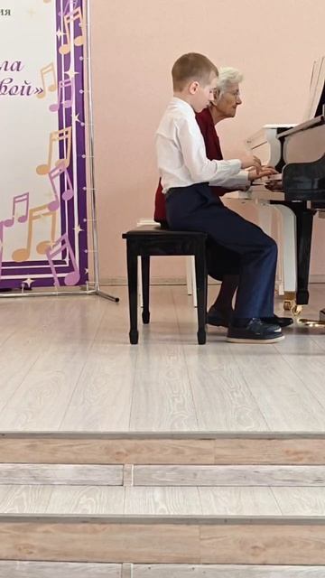 Это я играю на фортепиано 