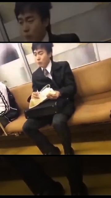 Грустный японский мужчина японец в костюме едет в метро в Японии ест сендвич плачет (Мем)