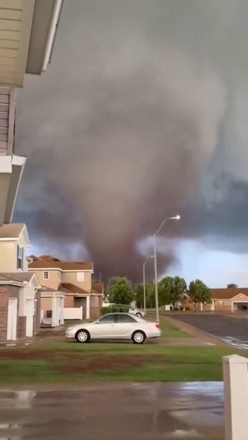 Торнадо нанес ущерб военно-воздушной базе Вэнс в округе Гарфилд в штате Оклахома, пишут местные СМИ.