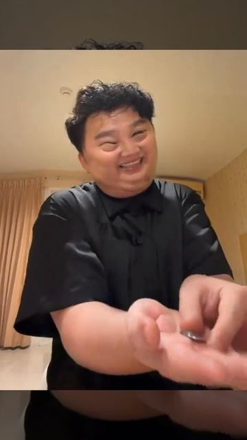 Мужчина азиат показывает монеты в руке говорит вот это все что осталось что делать не знала #мем