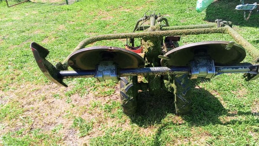 Налетел косилкой на пень