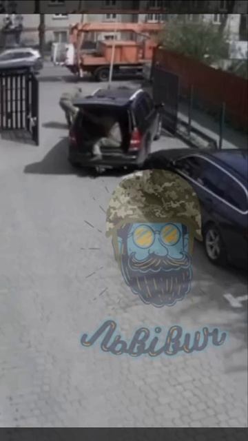 Во Львове джип ТЦК похитил пацана, а потом ещё сбил его мать, которая пыталась спасти сына 2