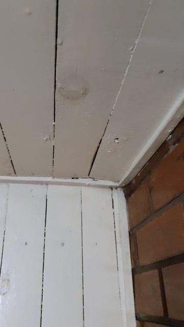 Протекает крыша возле трубы, место протечки найти не могу