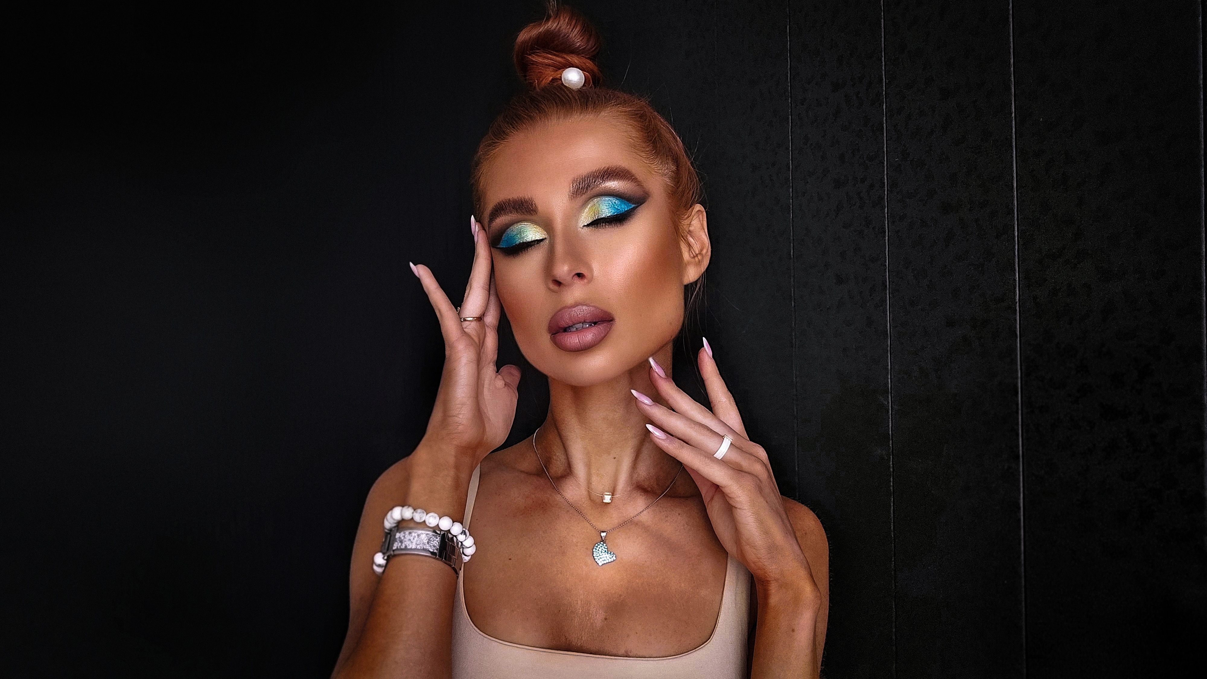 Яркий графичный сценический макияж