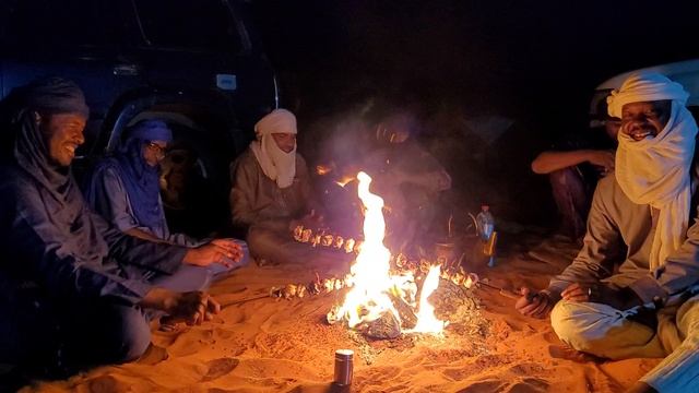 В национальном парке Тассилин-Адджер. Туареги готовят ужин