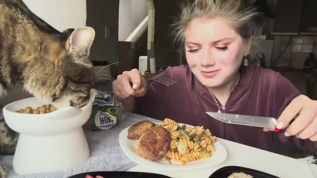 МУКБАНГ ЖИРНЫХ ЛЮБЯТ? МУЖ БРОСИЛ БЫ МЕНЯ? ХУДЕТЬ С ТАКИМИ МУЖИКАМИ ТЯЖЕЛО