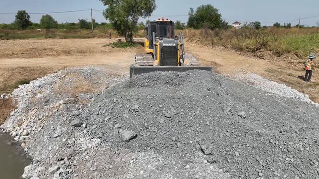 O.M.G Be Watchful Start Landfill Project NEW Using Dump Truck 25.5Ton with Skill Dozer Pushing Rocks смотреть онлайн