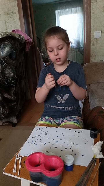 🎨😁Рисуем ватными палочками. Верочка пробует рисовать ватными палочками 🥢😂