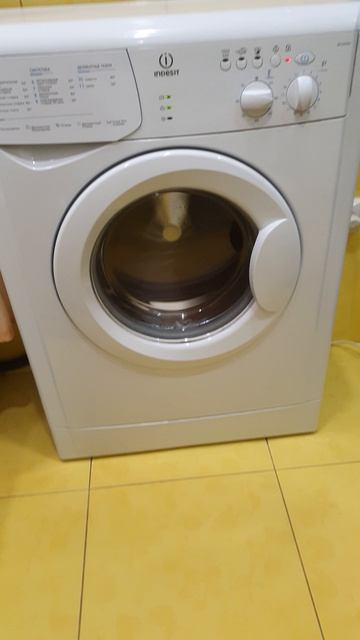 Продаю очень узкую стиральную машинку Indesit.  работает на отлично!